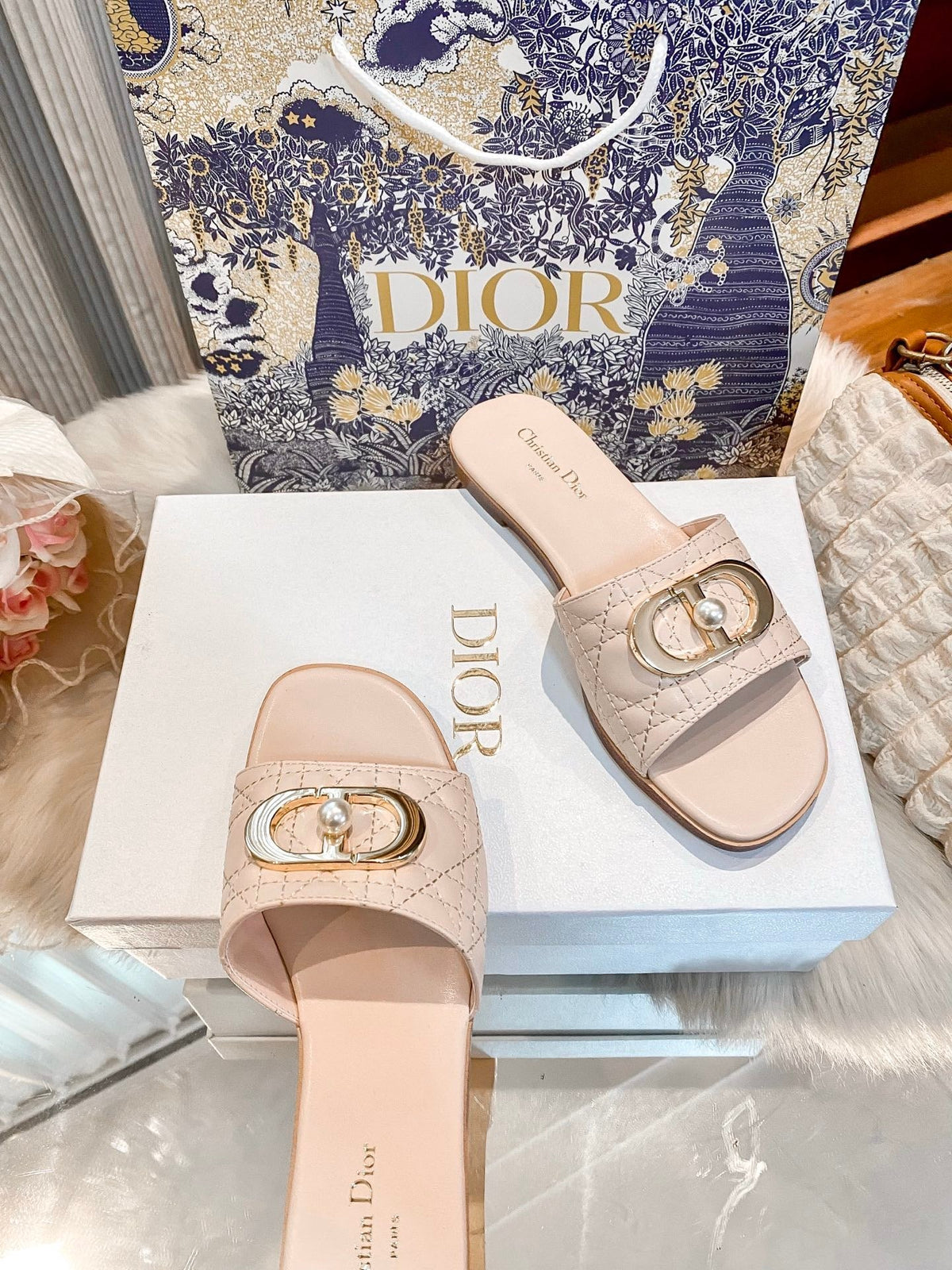 High-end diamond-quilted single-strap flat slides with pearl rings